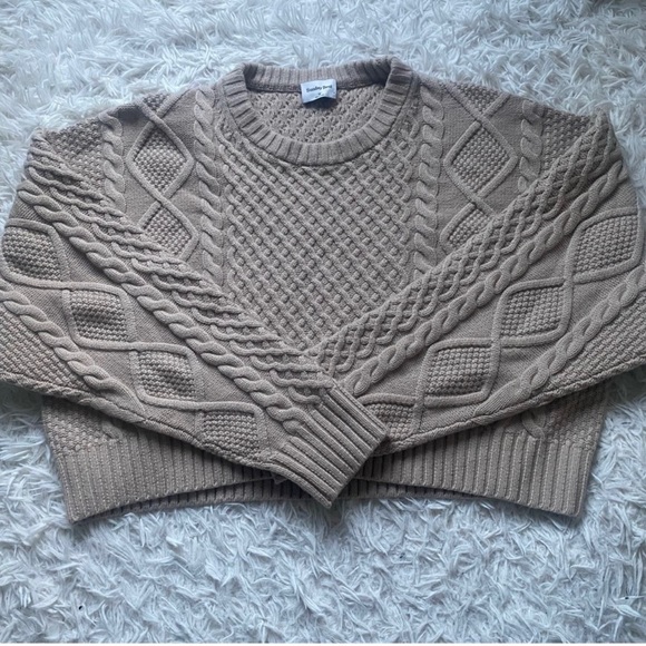 Aritzia x Sunday Best - “Peggy” Cropped Cable Knit Sweater in Beige - Picture 3 of 7
